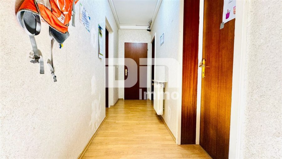 Gepflegtes Ein / Zweifamilienhaus mit Doppelgarage in begehrter Ortsrandlage von Zierenberg - WE2 OG Flur / Diele